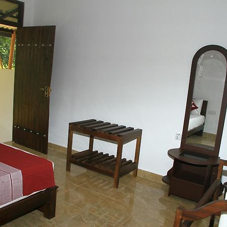 Nethmi Homestay Σιγκιρίγια Εξωτερικό φωτογραφία